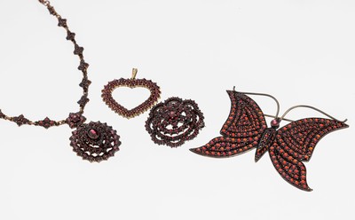 Granat-Konvolut, best. aus: 1 gr. Brosche, Schmetterling, ca. 7.2 x 5.5 cm, 1 Herz -Anhänger, ca. 3.9 x 3.2 cm, 1 Brosche, 3.2 x 3 cm, und 1 ...