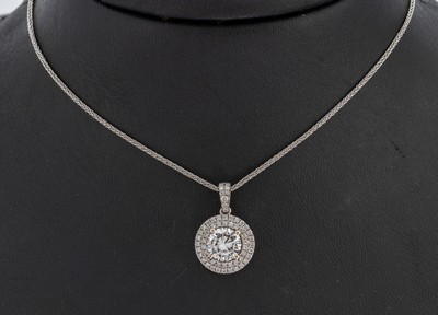 18 kt Gold Brillant-Anhänger, WG 750/000, mittig erhaben gefasster Brillant ca. 1.37 feines Weiß(G)/si2, umgeben von Brillanten zus. ca. 0.38 ct ...