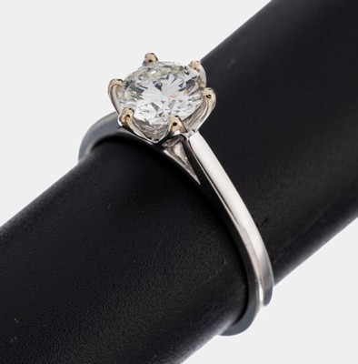 18 kt Gold Brillant-Ring, WG 750/000, Brillant ca. 1.12 ct Weiß(H)/vvs1, RW 57, ca. 3.4 g, DPL-Expertise für Mittelstein anbei