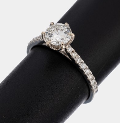 18 kt Gold Brillant-Ring, WG 750/000, mittig Brillant ca. 0.98 ct Weiß(H)/vs1, Ringschultern mit Brillanten zus. ca. 0.27 ct feines ...