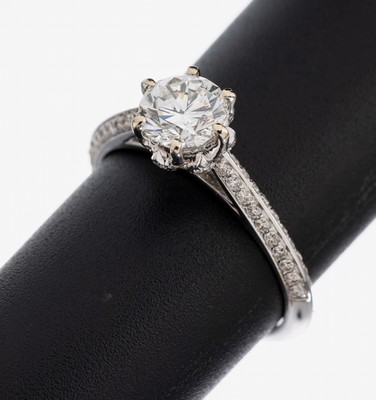 18 kt Gold Brillant-Ring, WG 750/000, mittig Brillant ca. 1.11 ct feines Weiß+(F)/vvs1, Ringschultern mit Brillanten zus. ca. 0.44 ct feines ...