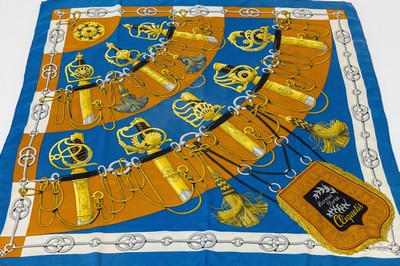 HERMES Carree, "Cliquetis", 100 % Seide, Made in Paris, hellblaugrundig, goldf. Motive mit Säbelgriffen und Quasten, ca. 88 x 90 cm, ...