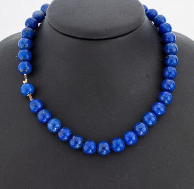 Lapislazuli-Collier mit 18 kt Gold Schließe, GG 750/000, Lapislazuli-Kugeln, D. ca. 10 mm, Pyrit-Einschlüsse, Schließe in Kugel integriert, L. ...