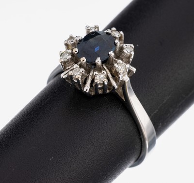 14 kt Gold Saphir-Diamant-Ring, WG 585/000,ovalfacett. Saphir ca. 1.10 ct, umgeben von 8 8/8-Diamanten zus. ca. 0.10 ct Weiß/si, RW 55,ca. 3.4 g