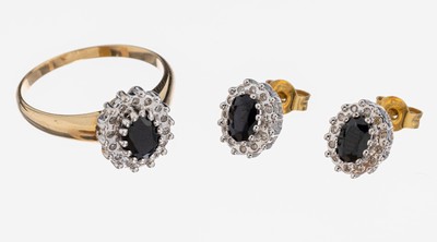 14 kt Gold Saphir-Diamant-Schmuckset, GG/WG585/000, best. aus: 1 Ring, RW 58, und 1 Paar Ohrstecker, 3 ovalfacett. Saphire zus. ca. 3.0ct, 39 ...