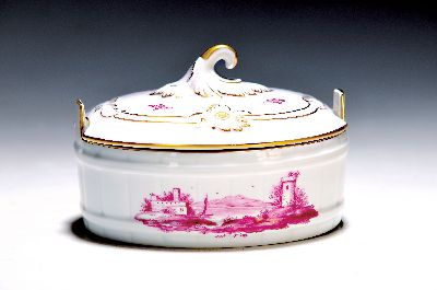 Deckeldose, Höchst, 1970/80er-Jahre, Porzellan, Goldstaffage, Camaieu-Malerei in alter Manier, Höchster Rad, 11x15x13 cm