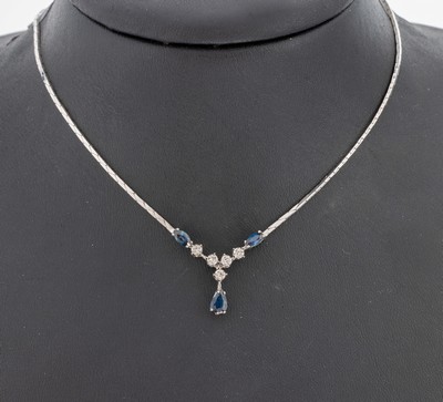 14 kt Gold Saphir-Diamant-Collier, WG 585/000, Mittelteil mit 2 Saphir-Navettes und 1 facett. Saphir-Tropfen, 5 kl. 8/8-Diamanten,L. ca. 42 cm, ...