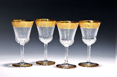 7 Weingläser, Saint Louis, Dekor Thistle, farbloses Kristallglas, fein geätzte Goldbordüre, H. 15,5 cm