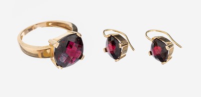14 kt Gold Granat-Schmuckset, GG 585/000, best. aus: Ring, RW 60, und Paar Ohrhänger, facett. Granat-Carrees, ca. 8.7 g