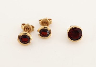 14 kt Gold Granat-Schmuckset, GG 585/000, best. aus: Anhänger und Paar Ohrstecker, rundfacett. Granate, ca. 2.9 g