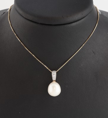 14 kt Gold Perl-Brillant-Clipanhänger, GG 585/000, unrunde Zuchtperle, D. ca. 11.2 mm, 9Brillanten zus. ca. 0.10 ct Weiß/si, an Kette,GG 585/000, ...