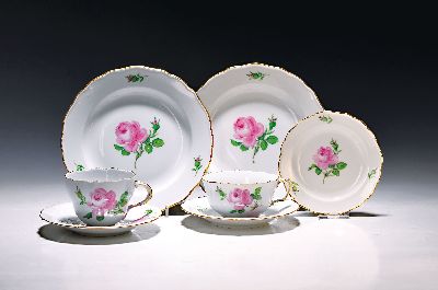 Serviceteile Meissner Rose, Meissen, 1. Wahl, 2.H.20.Jh., Porzellan, Goldrand, 2 Teetassen mit UT, 5 Kaffeetassen mit 3 UT, 6 Tellerchen D. 14 cm, 5 ...