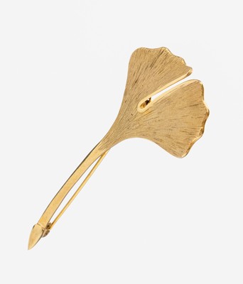 9 kt Gold Brosche Ginkgoblatt, GG 375/000, part. strukt. und pol., feine Verarbeitung, L.ca. 7 cm, ca. 7.4 g, Hersteller OEKE/Weimar