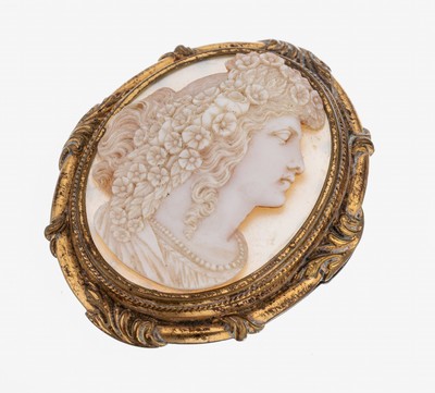 Kamee-Brosche, um 1900, Metall verg., Muschelkamee, Darstellung einer jungen Dame im Profil, auf Perlmuttgrund, Rahmung mit Akanthusblatt, ca. 6 x 5 ...