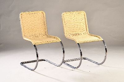 Paar "Weißenhofstühle", Entw. Ludwig Mies van der Rohe (1886-1969), Ausführung Tecta, Stahlrohrgestell, Sitzfläche aus cremefarbenem ...