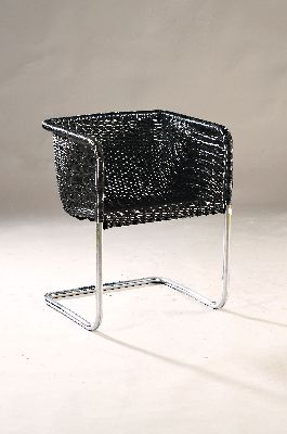 Kragstuhl bzw. Freischwinger, Entw. William Dunkel (1893-1980), Ausführung wohl Tecta, Stahlrohrgestell, Sitzfläche aus schwarzem ...