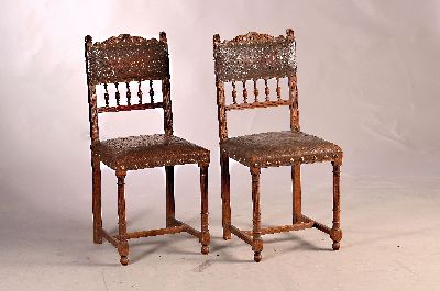 5 Gründerzeit-Stühle, um 1900, Eiche massiv, Sitzfläche und Rückenlehne aus geprägtem Leder, Weinrebendekor, H. ca. 90 cm EZ 2-3