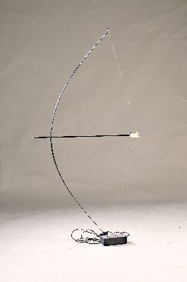 Bogenleuchte in Form von Pfeil und Bogen, 1970/80er-Jahre, Pfeilspitze und "Befederung" illuminiert, auf Granitsockel, H. 174 cm, ...