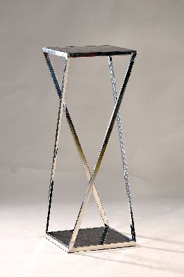 Ziersäule bzw. Beistelltisch, Casa Padrino, geometrisches Edelstahlgestell poliert, Boden-und Kopfplatte aus schwarzem Glas, 110x41x41 cm