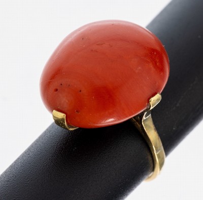 18 kt Gold Korallen-Ring, GG 750/000 gepr.,schlicht, gr. ovaler Korallen-Cabochon, RW 52,ca. 8.6 g, Versand nur innerhalb der EU
