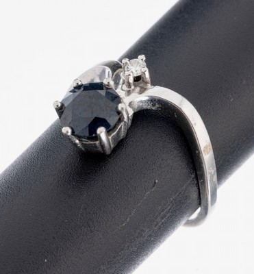14 kt Gold Saphir-Brillant-Ring, WG 585/000, rundfacett. Saphir ca. 1.20 ct, 1 Brillant ca. 0.05 ct Weiß/si, RW 64, ca. 4.8 g