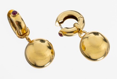 Paar 18 kt Gold Rubin-Creolen mit Einhängern, GG 750/000, schlicht, 2 kl. Rubin- Cabochons, abnehmbare Kugeln, D. ca. 17.9 mm, ca. 22.1 g