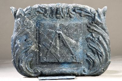 Großes Wandrelief mit dem Wappen der Freimaurer, 20.Jh., keramischer Kunstguss, 60x80x5 cm, Alterssch.