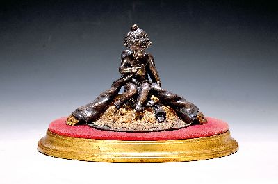 Deckelbekrönung als Skulptur, wohl Frankreich 19.Jh.,, Metall partiell versilbert, Putto mit zwei Füllhörnern, auf Holzsockel präsentiert, ...