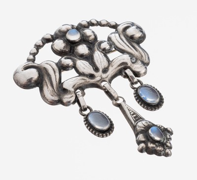Mondstein-Brosche, 1930er Jahre, 830er Silber, floral mit 3 bewegl. Abhängungen, 3 ovale und 1 runder Mondstein-Cabochon, ca. 6.5x 8 cm, ...