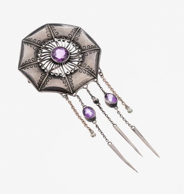Amethyst-Brosche, 1930er Jahre, 830er Silber, oktogonale Grundform, 5 längliche bewegl. Abhängungen, 1 rundfacett. und 2 ovalfacett. Amethyste, ...