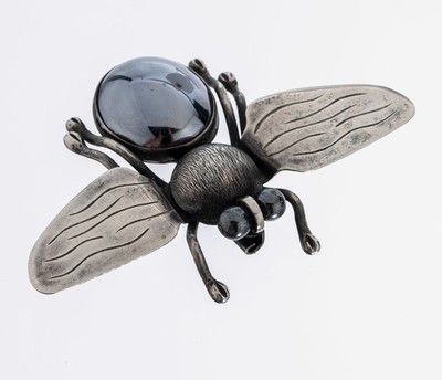 Hämatit-Brosche, 925er Silber, Darstellung eines Insektes, Flügel grav., Körper mit gr. Hämatit-Cabochon, Augen 2 Hämatit-Kugeln, ca. 5.5 x 8.5 ...