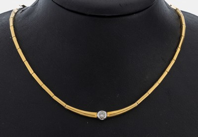 18 kt Gold Brillant-Collier, GG/WG 750/000,in WG gefasster Brillant ca. 0.20 ct Weiß/si, L. ca. 42 cm, Kastenschloss mit Sicherheitsacht, ca. 19.4 g