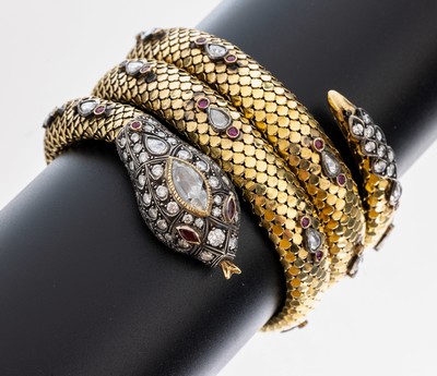 18 kt Gold Diamant-Rubin-Armreif, "Schlange", GG 750/000 gepr., sehr feine Verarbeitung, nach Vorbild von 1880, Kopf part. Silber, 66 ...