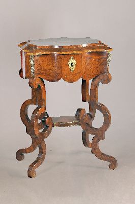 Nähtisch, Barockstil, um 1860,, Ahornwurzelfurnier auf Mahagoni massiv, Beine auch furniert, z.T. mit Messingapplikationen, ein Schlüssel, ca. 81 x ...