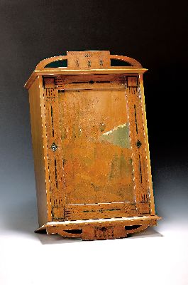 Wandschränkchen, Jugendstil, um 1900,, Obstholz massiv. Bemalter Dekor: Röhrender Hirsch in Alpenlandschaft, ca. 66x41x20.5 cm EZ 2-3