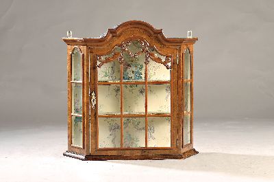 Wandschränkchen, Barockstil, Ende 19. Jh., versprosste Glastür, zwei Fachböden, Nussbaumwurzelfurnier, ein Schlüssel, ca. 69 x 70 x 22 cm, EZ 2