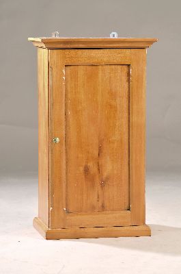 Hängeschränkchen/Wandschränkchen, deutsch, 19. Jh., Kirschbaum massiv, innen drei Böden später, ca. 64 x 37.5 x 25.5 cm, EZ 2