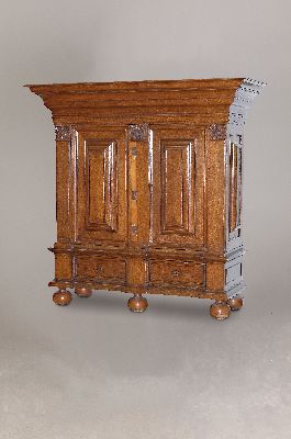Dielenschrank, 1.H. 18.Jh., Eiche massiv, z.T. Furnier, zweitürig, Türen und Seiten mit Kissenfüllungen, Sockel mit 2 Schubladen, Front mit ...