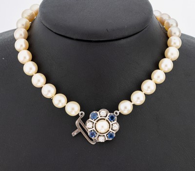 Zuchtperl-Collier mit 14 kt Gold Saphir- Brillant-Schmuckschließe, WG 590/000, 48 Zuchtperlen, D. ca. 8.9-9.2 mm, nat. Merkmale,Steckschließe mit ...