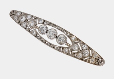 14 kt Gold Art Deco Diamant-Brosche, um 1930, WG 585/000, länglich oval, durchbrochen gearbeitet, mittig 3 Altschliffdiamanten zus. ca. 1.0 ct ...