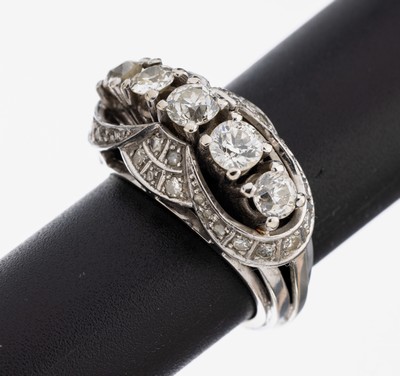 14 kt Gold Diamant-Ring, 1930er-40er Jahre, WG 585/000, Goldschmiedearbeit, mittig 5 Altschliffdiamanten zus. ca. 1.20 ct Weiß-l.get.Weiß/si-p, 1 ...