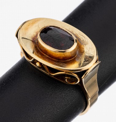 14 kt Gold Granat-Ring, 1950er Jahre, GG 585/000, qualitätvolle Verarbeitung, ovaler konkaver Ringkopf, ovalfacett. Granat ca. 1.80 ct, ...