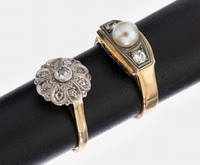 Konvolut 2 14 kt Gold Ringe, GG 585/000, 1 x um 1900, blütenf. Ringkopf, schauseitig Platin, 9 Altschliffdiamanten zus. ca. 0.21 ctWeiß/p, RW 53, ...