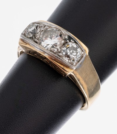 14 kt Gold Diamant-Ring, 1930er Jahre, GG/WG 585/000, mittig Brillant ca. 0.50 ct Weiß/p (beh.), seitl. 2 Altschliffdiamanten zus. ca. 0.50 ct ...
