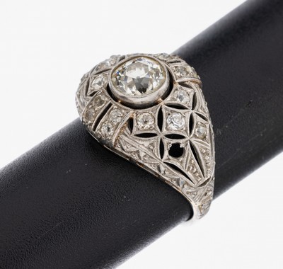 Platin Art Deco Diamant-Ring, um 1930, Pt gepr., durchbrochen gearbeitet, mittig Altschliffdiamant ca. 1.00 ct get.Weiß/p, 17 Altschliffdiamanten ...