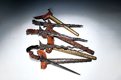 Vier Kris, Indonesien, 19. Jh., Damastklingen, geschnitzte Griffe, z.T. mit verzierten Metallbeschläge, Griffe geschnitzt, Länge 46-56cm