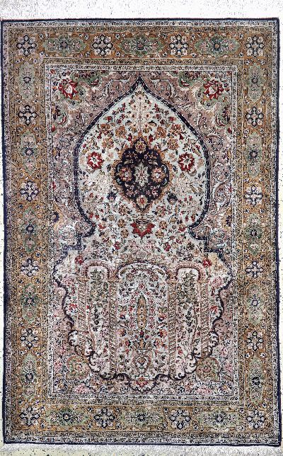 Ghom Seide, Persien, Mitte 20.Jhd, reine Naturseide, ca. 165 x 107 cm, EHZ: 2(fleckig)