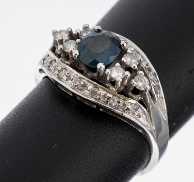 14 kt Gold Saphir-Diamant-Ring, WG 585/000,ovalfacett. Saphir ca. 0.65 ct, 6 Brillanten und 14 8/8-Diamanten zus. ca. 0.25 ct Weiß/si-p, RW 52, ca. ...