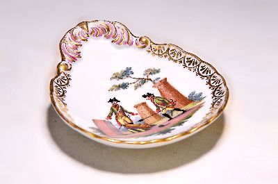 Schälchen, Meissen, um 1870, Goldkante, mittig feine bunte Malerei: Zwei Artilleristen an einem Mörser ca. 13x11cm