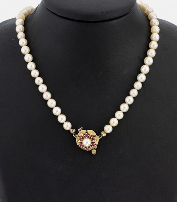 Zuchtperl-Collier mit 14 kt Gold Perl-Rubin- Kettenschließe, GG 585/000, Schließe mit kl. sat. Blättern, mittig Zuchtperle, D. ca. 6.5 mm, 6 ...